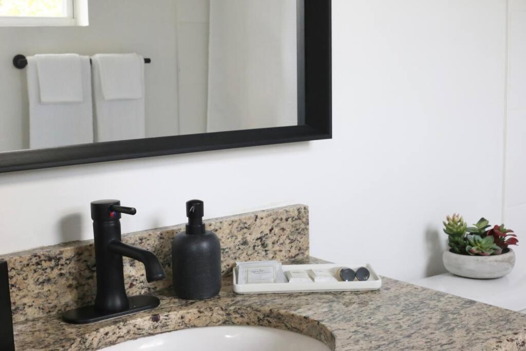 Sanctuary Gainesville Bright 2 Bedroom King Condo Extérieur photo